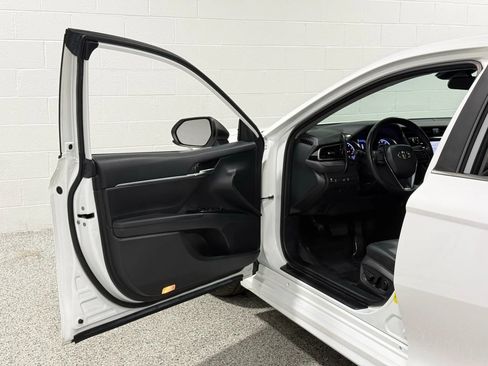 Used 2019 Toyota Camry SE w/ Carpet Mat Package image 10