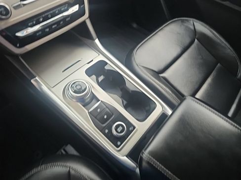 Used 2024 Ford Explorer XLT w/ Equipment Group 202A AWD/4WD image 19