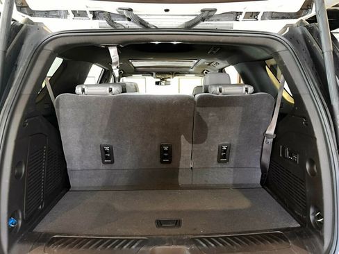 Used 2022 GMC Yukon SLT w/ SLT Premium Package image 13