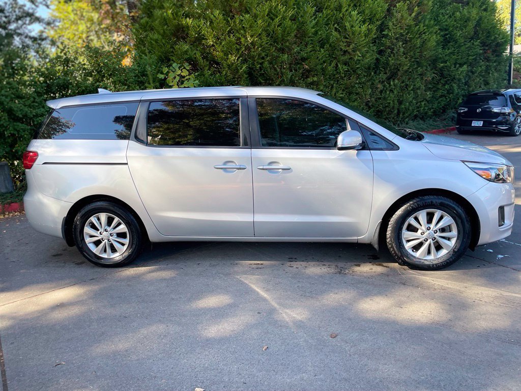 Used 2017 Kia Sedona L FWD image 3