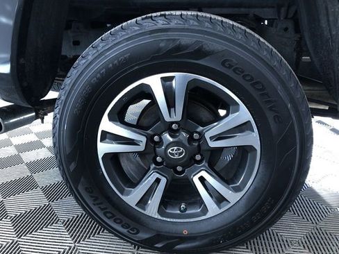 Used 2019 Toyota Tacoma TRD Sport image 11