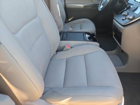 Used 2017 Toyota Sienna XLE image 23
