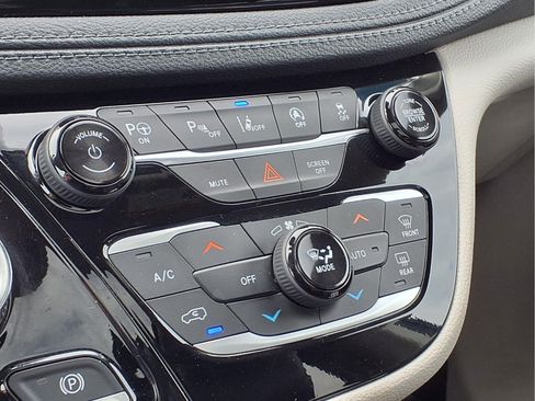 Used 2019 Chrysler Pacifica Limited w/ Tire & Wheel Group FWD image 26