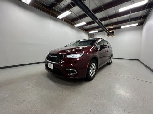 Used 2023 Chrysler Pacifica Touring-L image 4