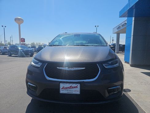 Used 2023 Chrysler Pacifica Limited FWD image 8
