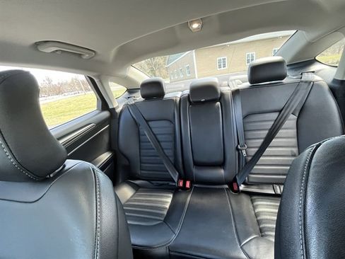 Used 2017 Ford Fusion SE w/ Fusion SE Technology Package image 28