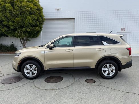 Used 2021 Kia Sorento LX AWD/4WD image 3