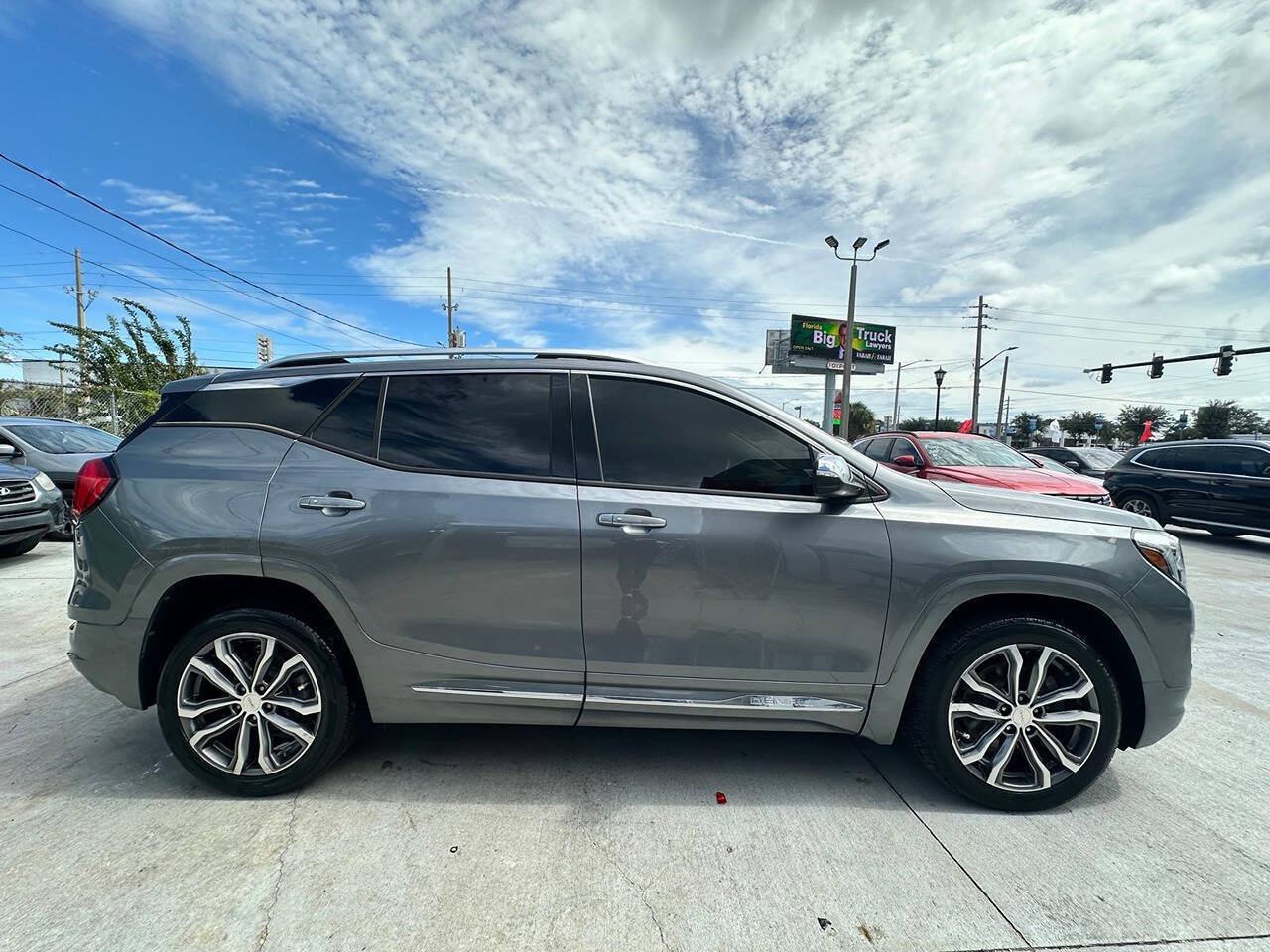 Used 2019 GMC Terrain Denali w/ Driver Alert Package II FWD image 4