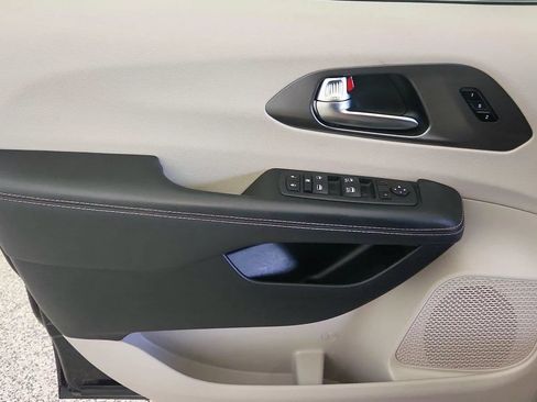 Used 2023 Chrysler Pacifica Touring-L FWD image 24