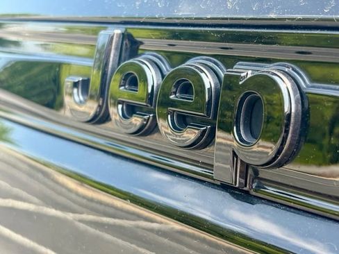 Used 2023 Jeep Grand Cherokee Altitude RWD image 16