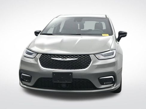 Used 2025 Chrysler Pacifica Select image 2