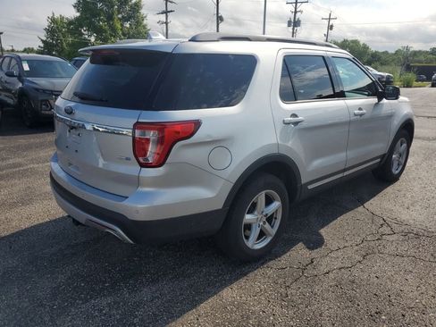 Used 2017 Ford Explorer XLT w/ Equipment Group 202A AWD/4WD image 4