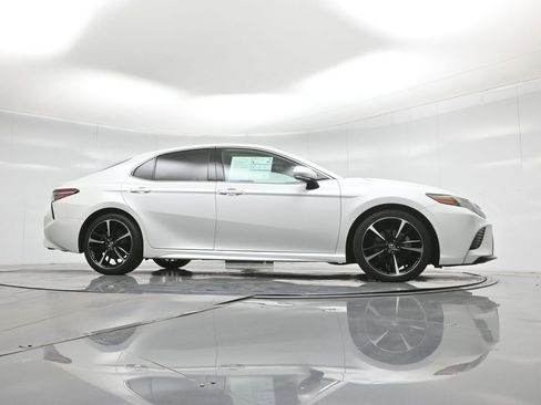 Used 2019 Toyota Camry XSE image 3