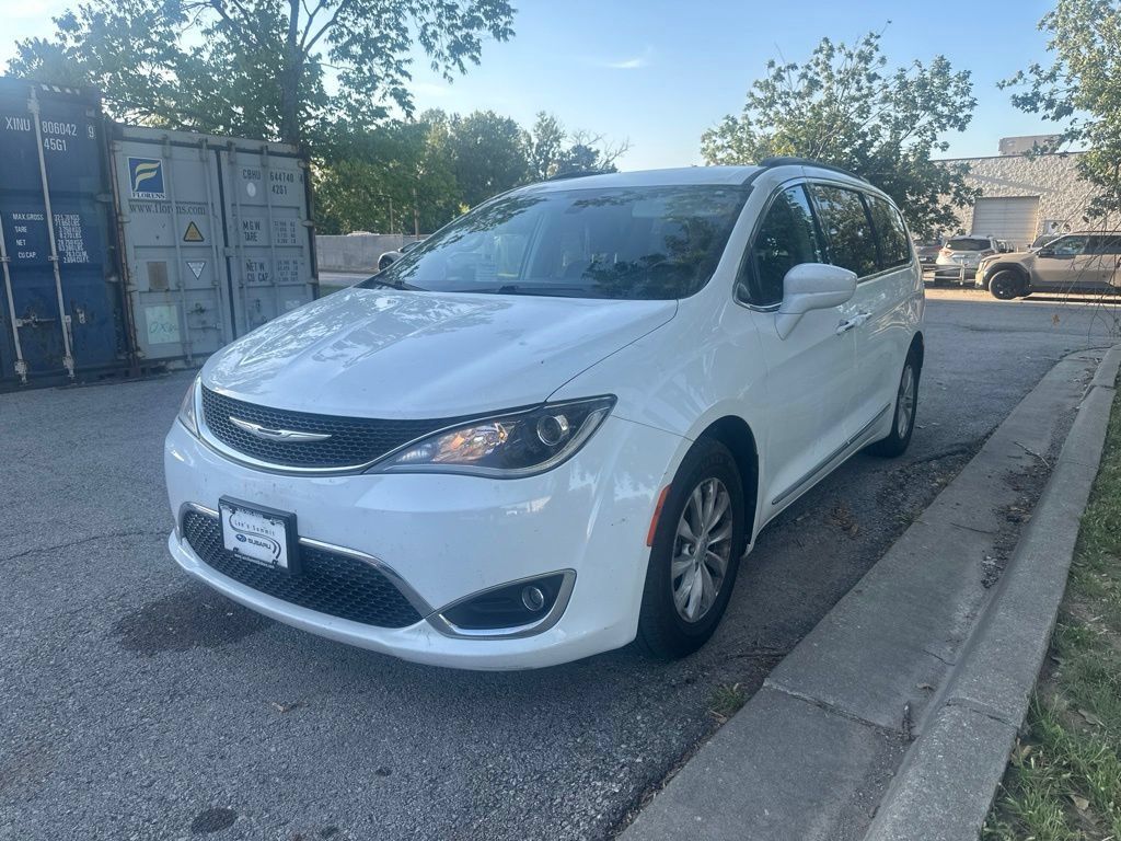 Used 2017 Chrysler Pacifica Touring-L FWD image 8