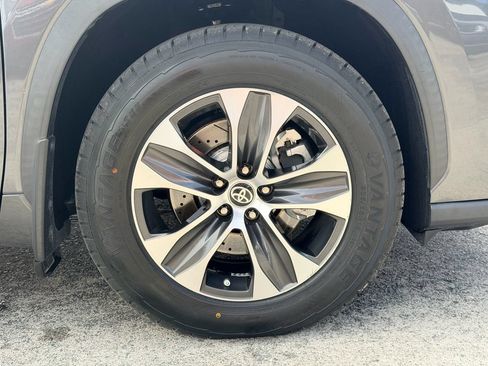 Used 2020 Toyota Highlander XLE FWD image 30