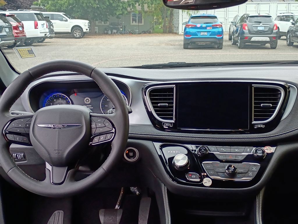 Used 2025 Chrysler Pacifica Limited FWD image 20