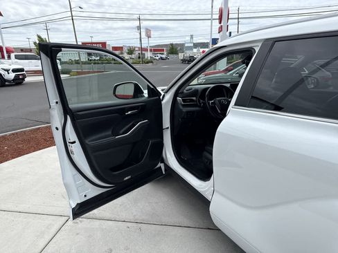 Used 2023 Toyota Highlander XLE AWD/4WD image 10