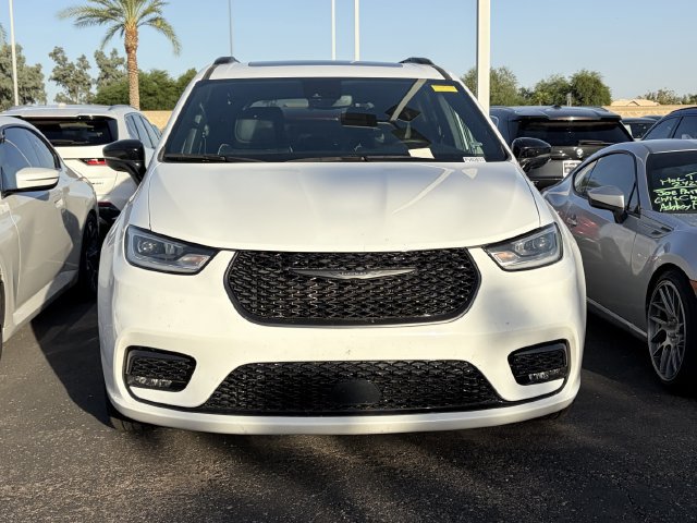 Used 2025 Chrysler Pacifica Limited FWD image 2