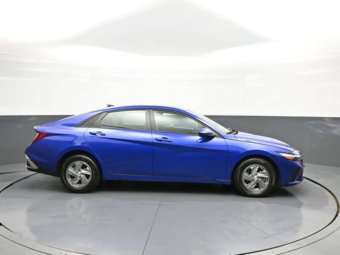 Certified 2025 Hyundai Elantra SE w/ Cargo Package FWD image 5