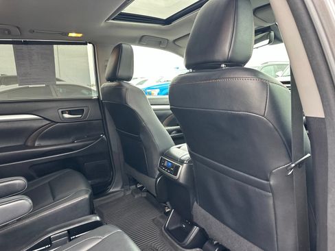 Used 2017 Toyota Highlander XLE AWD/4WD image 35