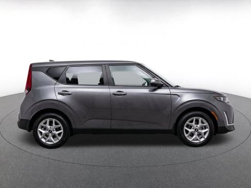 Used 2025 Kia Soul LX w/ LX Technology Package FWD image 9