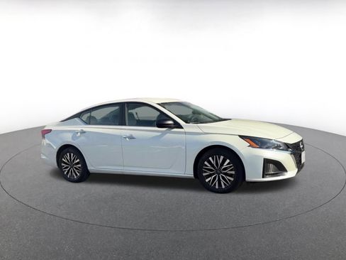 Used 2025 Nissan Altima 2.5 SV FWD image 2