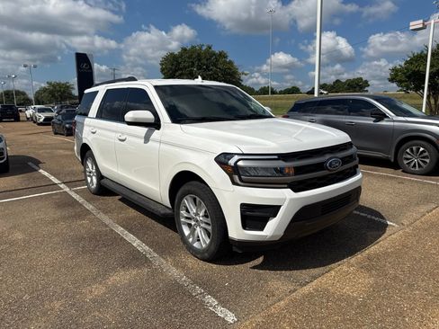 Used 2024 Ford Expedition XLT RWD image 3