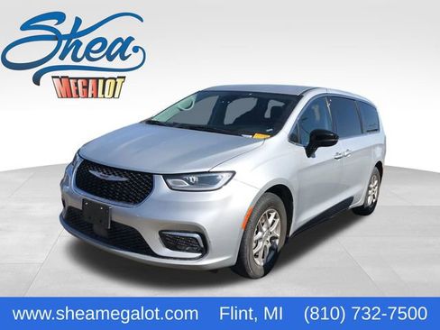 Used 2024 Chrysler Pacifica Touring-L image 1