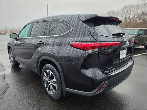 Used 2023 Toyota Highlander XLE image 4