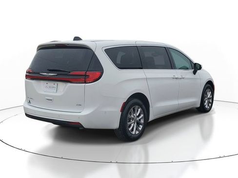 Used 2023 Chrysler Pacifica Touring-L w/ Uconnect Theater Family Group AWD/4WD image 4