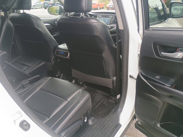 Used 2017 Toyota Highlander XLE AWD/4WD image 17