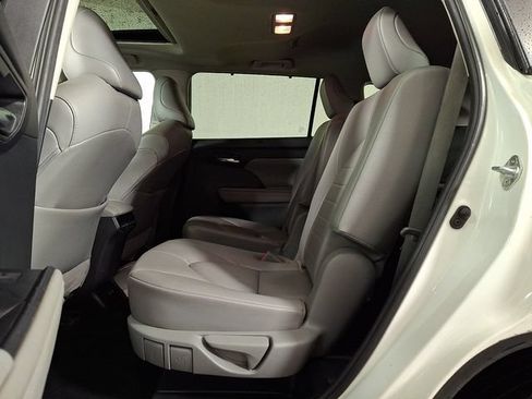 Used 2021 Toyota Highlander XLE AWD/4WD image 13