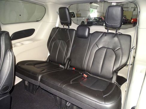 Used 2024 Chrysler Pacifica Touring-L image 13