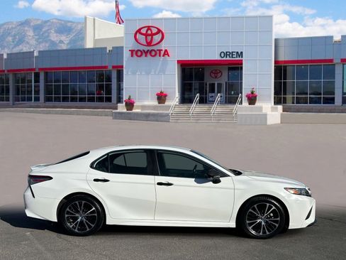 Used 2019 Toyota Camry SE FWD image 3