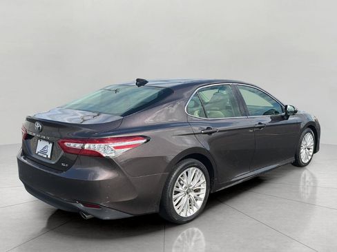 Used 2018 Toyota Camry XLE FWD image 7