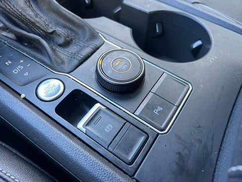 Certified 2020 Volkswagen Atlas Cross Sport SE image 17