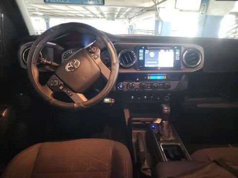 Used 2017 Toyota Tacoma TRD Sport image 5