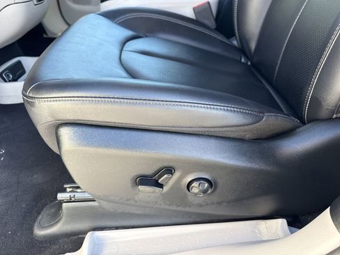 Used 2024 Chrysler Pacifica Touring-L image 20