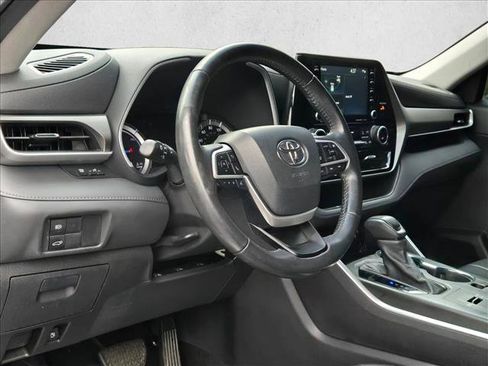 Used 2022 Toyota Highlander XLE image 10