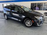 Used 2020 Chrysler Pacifica Touring-L image 2