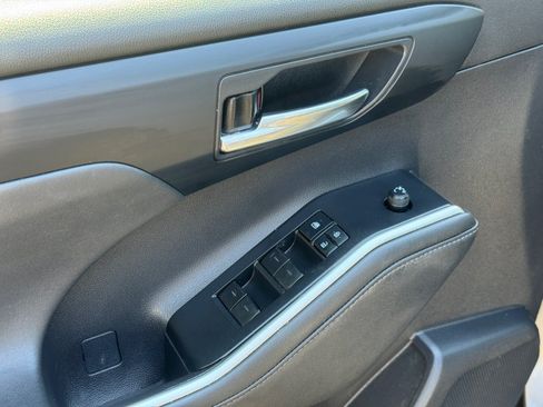 Used 2021 Toyota Highlander XLE AWD/4WD image 19