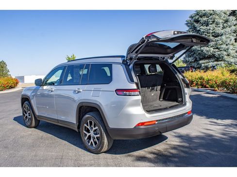 Used 2024 Jeep Grand Cherokee L Limited AWD/4WD image 9