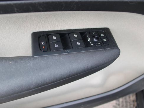 Used 2023 Volvo XC40 B5 Plus image 11