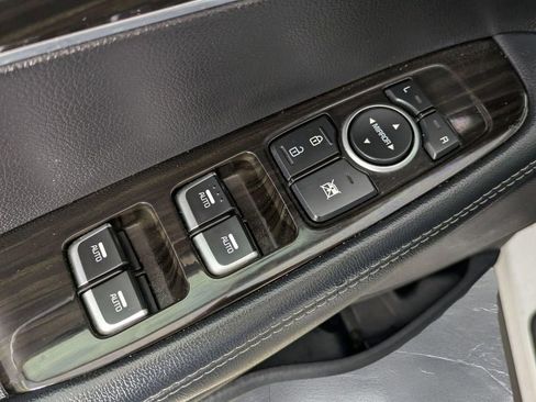 Used 2020 Kia Sorento LX image 12