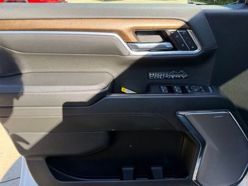 Used 2024 Chevrolet Silverado 1500 High Country w/ High Country Premium Package AWD/4WD image 15
