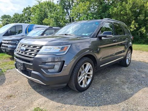 Used 2017 Ford Explorer XLT w/ Equipment Group 202A AWD/4WD image 3