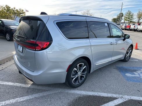 New 2026 Chrysler Pacifica Pinnacle w/ Trailer Tow Group FWD image 32