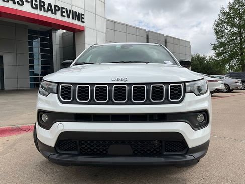 Used 2025 Jeep Compass Latitude image 3