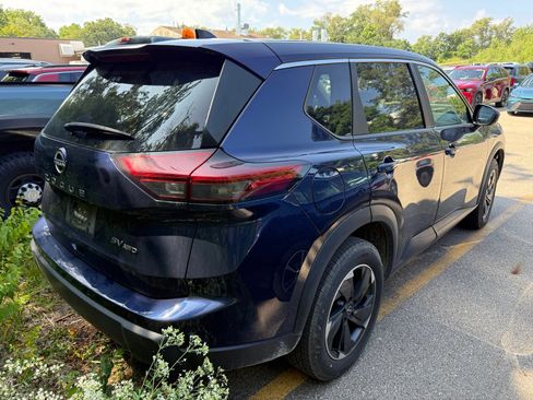 Used 2024 Nissan Rogue SV AWD/4WD image 2