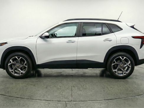 Used 2025 Chevrolet Trax LT FWD image 5
